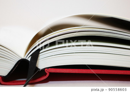調べ物の途中・テーブルの上に開かれたまま置かれている書物 調べ物の途中・テーブルの上に開かれたまま置かれている書物 90558603