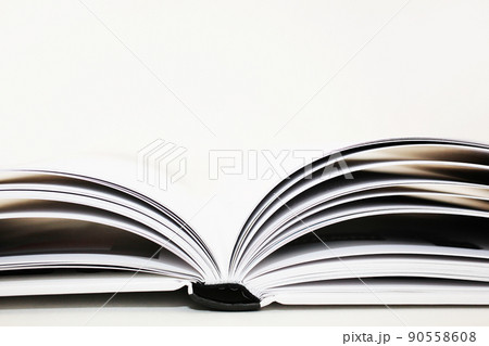 調べ物の途中・テーブルの上に開かれたまま置かれている書物 90558608