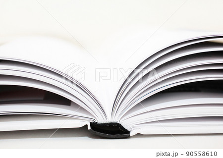 調べ物の途中・テーブルの上に開かれたまま置かれている書物 90558610