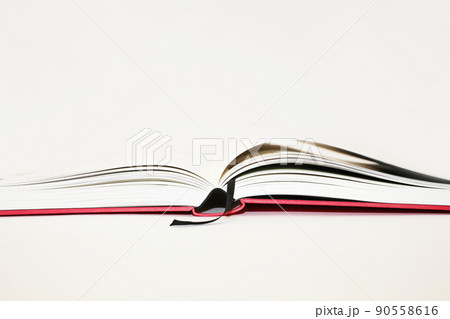 調べ物の途中・テーブルの上に開かれたまま置かれている書物 90558616