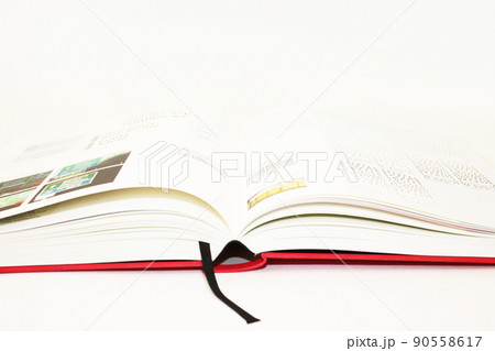 調べ物の途中・テーブルの上に開かれたまま置かれている書物 90558617