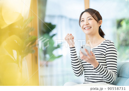 スマホを操作する若い女性 90558731