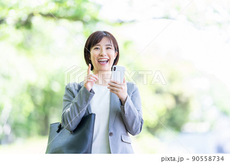 スマホを使うスーツの女性 ビジネスウーマン スマホを使うスーツの女性 ビジネスウーマン 90558734