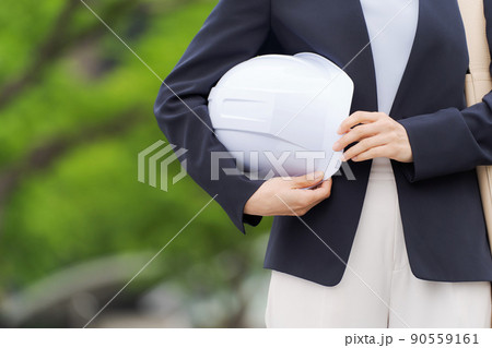 ヘルメットを持つ女性　パーツカット 90559161