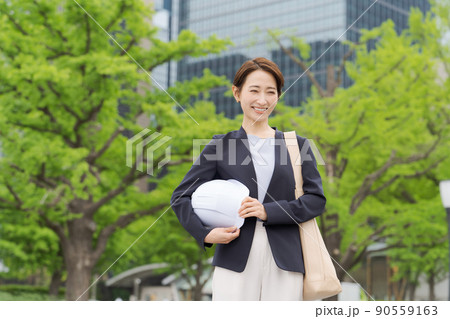 ヘルメットを持つ女性　 90559163