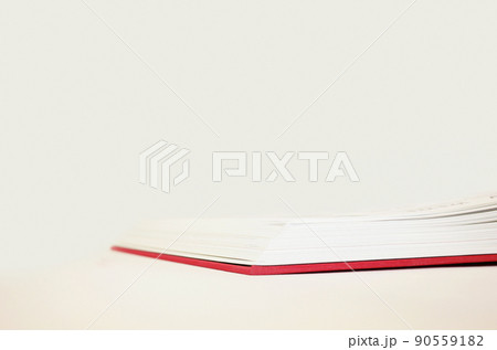 調べ物の途中・テーブルの上に開かれたまま置かれている書物 調べ物の途中・テーブルの上に開かれたまま置かれている書物 90559182