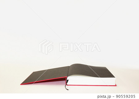 調べ物の途中・テーブルの上に開かれたまま置かれている書物 90559205