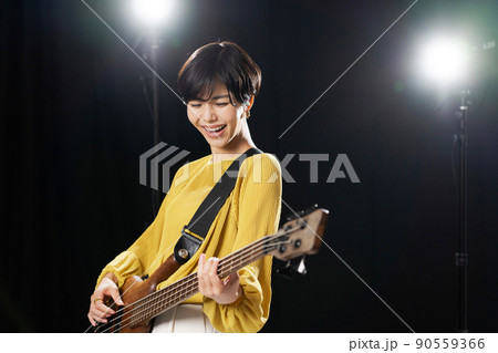 女性　ギタリスト　黒背景 90559366