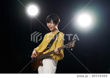 女性　ギタリスト　黒背景 90559369