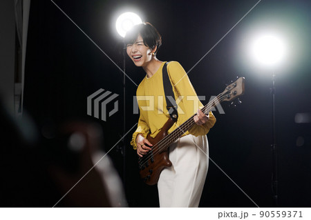 女性 ギタリスト 黒背景 女性 ギタリスト 黒背景 90559371