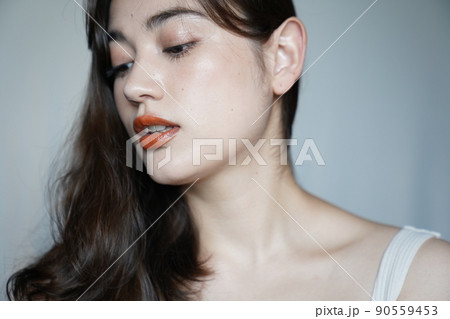 ヘルシーな女性のポートレート 90559453