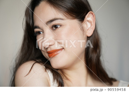 ヘルシーな女性のポートレート ヘルシーな女性のポートレート 90559458