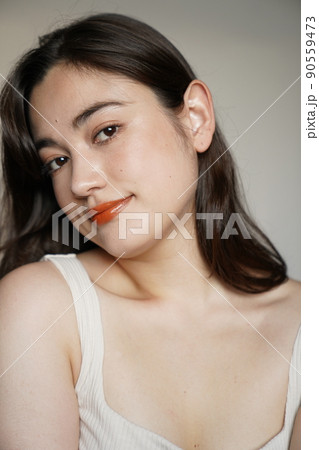 ヘルシーな女性のポートレート 90559473