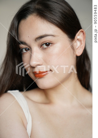 ヘルシーな女性のポートレート ヘルシーな女性のポートレート 90559483