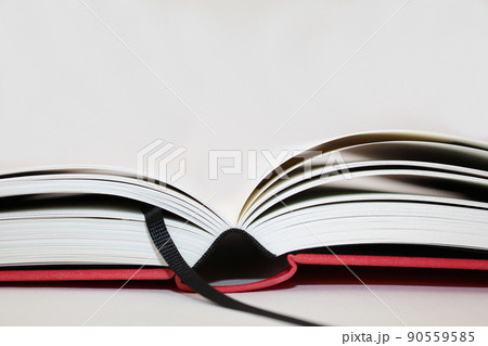 調べ物の途中・テーブルの上に開かれたまま置かれている書物 90559585