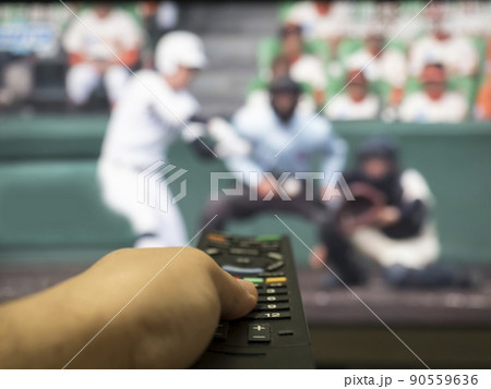 テレビでザッピングをしながら高校野球の試合を見る。 90559636