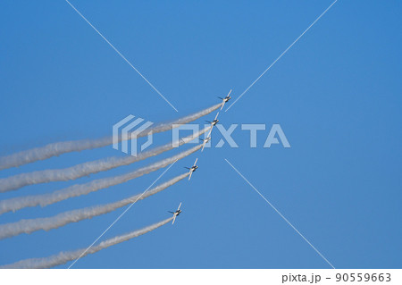 T-4ブルーインパルス アクロバット飛行 ラインアブレストフォーメーション T-4ブルーインパルス アクロバット飛行 ラインアブレストフォーメーション 90559663
