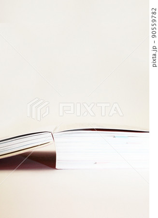 調べ物の途中・テーブルの上に開かれたまま置かれている書物 調べ物の途中・テーブルの上に開かれたまま置かれている書物 90559782