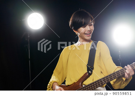 女性　ギタリスト　黒背景 90559851