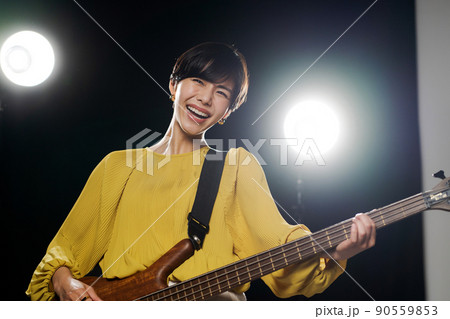 女性　ギタリスト　黒背景 90559853
