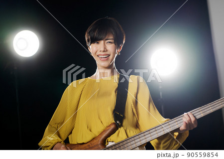 女性 ギタリスト 黒背景 女性 ギタリスト 黒背景 90559854