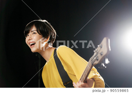 女性　ギタリスト　黒背景 90559865