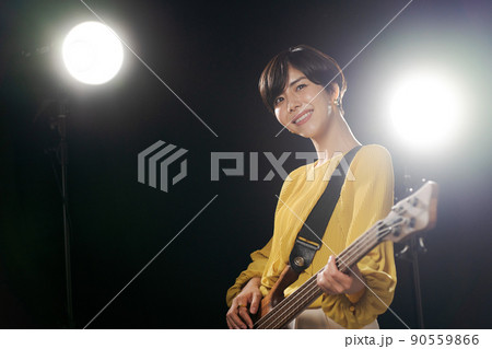 女性　ギタリスト　黒背景 90559866