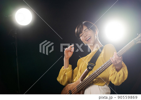 女性　ギタリスト　黒背景 90559869