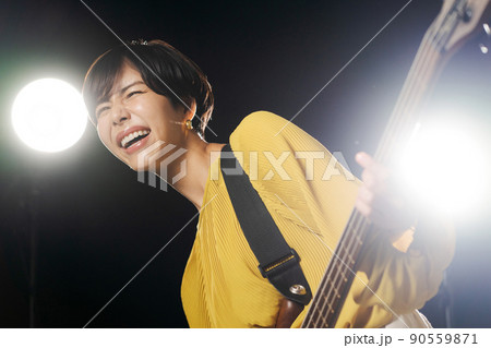 女性　ギタリスト　黒背景 90559871