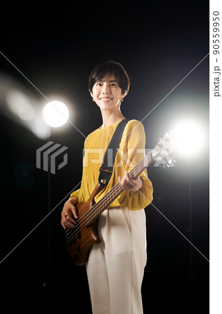 女性 ギタリスト 縦位置 女性 ギタリスト 縦位置 90559950