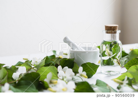 ドクダミチンキ　ドクダミ化粧品のイメージ素材 90560039