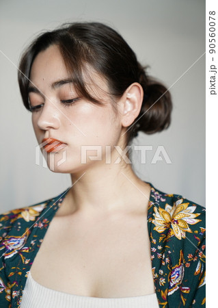 花柄ガウンを着たアップスタイルの女性 花柄ガウンを着たアップスタイルの女性 90560078