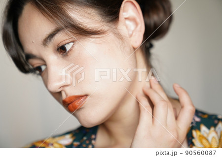 花柄ガウンを着たアップスタイルの女性 90560087