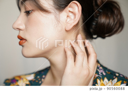 花柄ガウンを着たアップスタイルの女性 花柄ガウンを着たアップスタイルの女性 90560088
