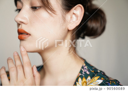 花柄ガウンを着たアップスタイルの女性 花柄ガウンを着たアップスタイルの女性 90560089