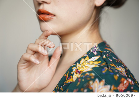 花柄ガウンを着たアップスタイルの女性 90560097