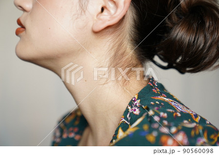 花柄ガウンを着たアップスタイルの女性 90560098