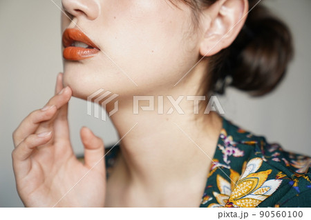 花柄ガウンを着たアップスタイルの女性 90560100