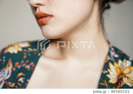 花柄ガウンを着たアップスタイルの女性 花柄ガウンを着たアップスタイルの女性 90560101