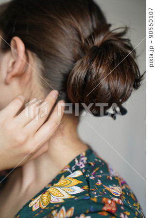 花柄ガウンを着たアップスタイルの女性 花柄ガウンを着たアップスタイルの女性 90560107