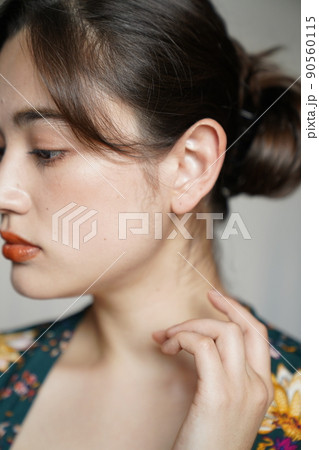 花柄ガウンを着たアップスタイルの女性 花柄ガウンを着たアップスタイルの女性 90560115