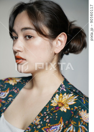 花柄ガウンを着たアップスタイルの女性 花柄ガウンを着たアップスタイルの女性 90560117