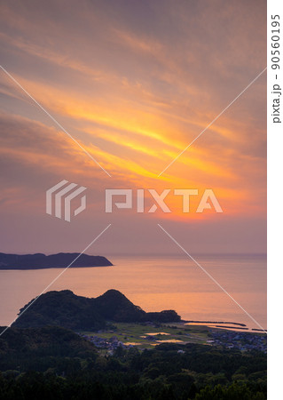 日本海に沈む美しく幻想的な夕景｜北陸自動車道杉津PAの展望台「ゆうひのアトリエ」 90560195