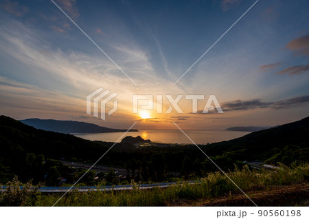 日本海に沈む美しく幻想的な夕景｜北陸自動車道杉津PAの展望台「ゆうひのアトリエ」 90560198