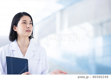 白衣の女性 90560248