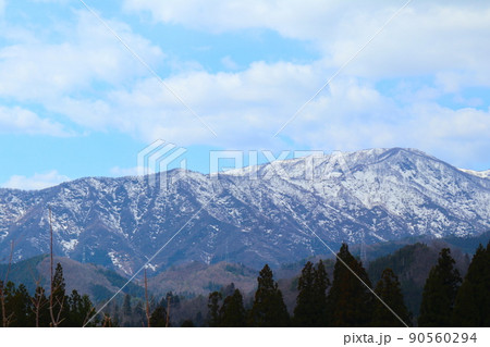雪が残る春の山のイメージ 雪が残る春の山のイメージ 90560294