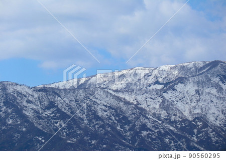 雪が残る春の山のイメージ 雪が残る春の山のイメージ 90560295