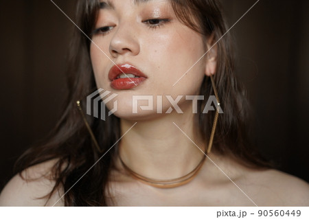 アクセサリーをつけた女性 90560449