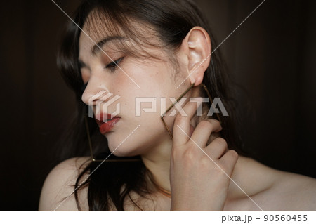 アクセサリーをつけた女性 90560455