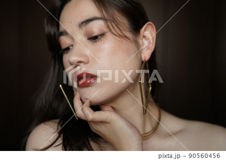アクセサリーをつけた女性 90560456